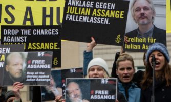 Bretland/Bandaríkin: Julian Assange frjáls á ný