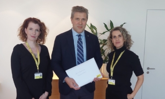 Ísland: Afhending undirskrifta til forsætis- og utanríkisráðherra