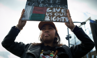 Alþjóðlegt: Z-kynslóðin mótmælir þrátt fyrir ógnir